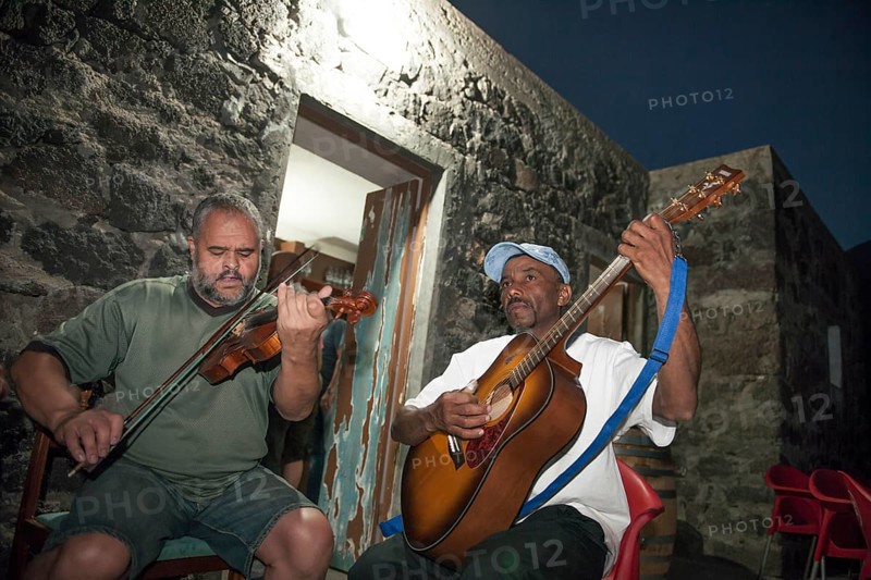 Musicians in front of a tavern