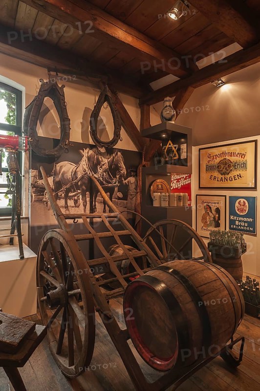 Small brewery wagon for transporting wooden barrels