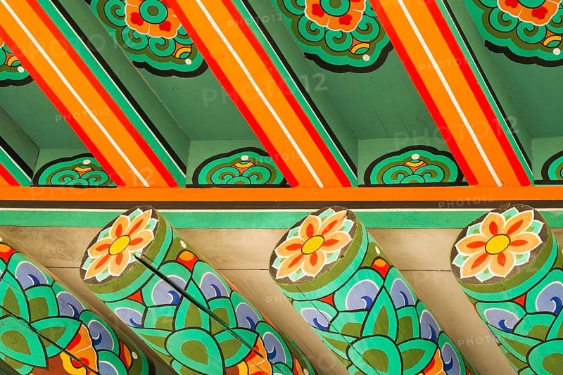 Under roof decorations of a temple