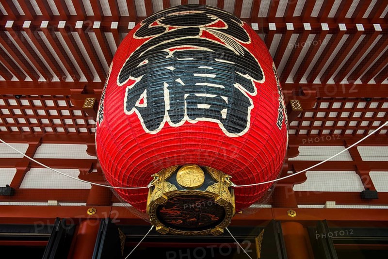 Huge lantern in the Senso-ji temple