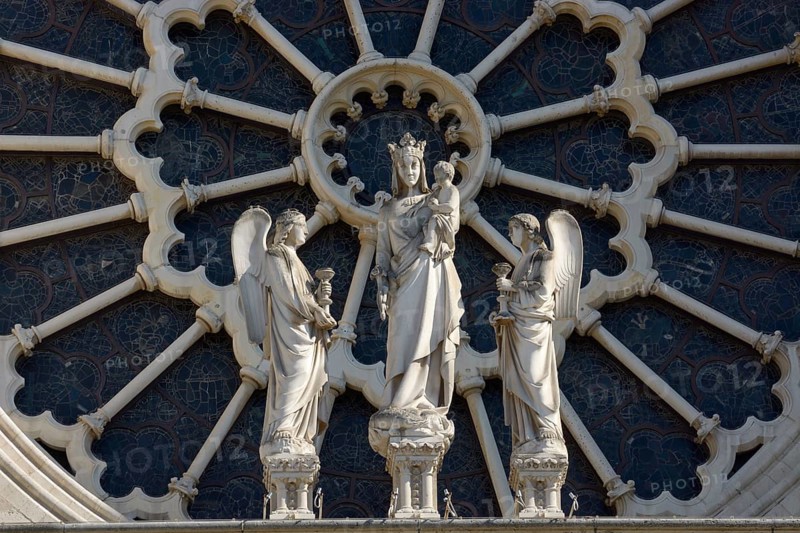 Group of sculptures and rosette of the church window