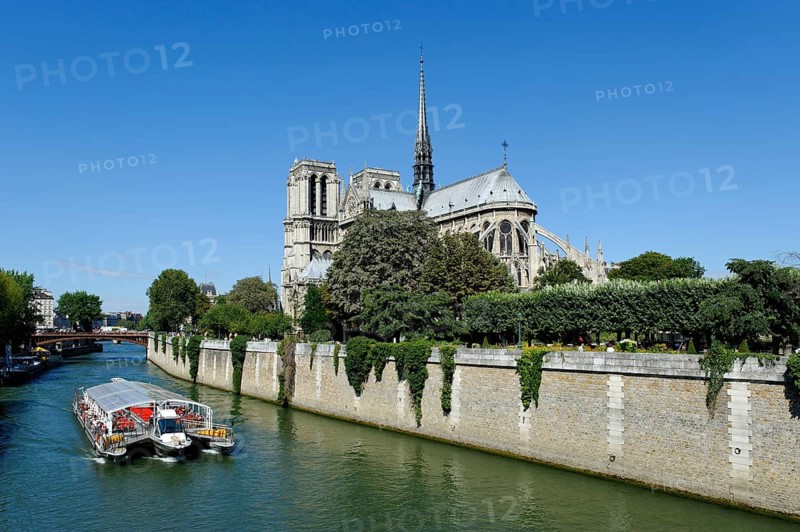 Excursion boat on the Seine