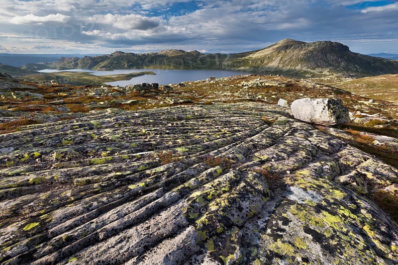 Heddersvatn Lake with the Heddersfjell plateau near Rjukan