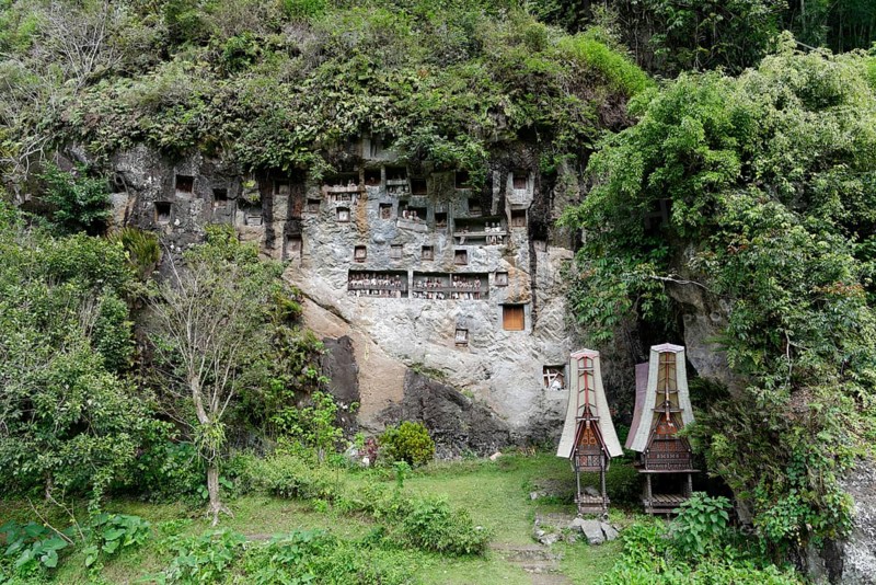 Hanging graves