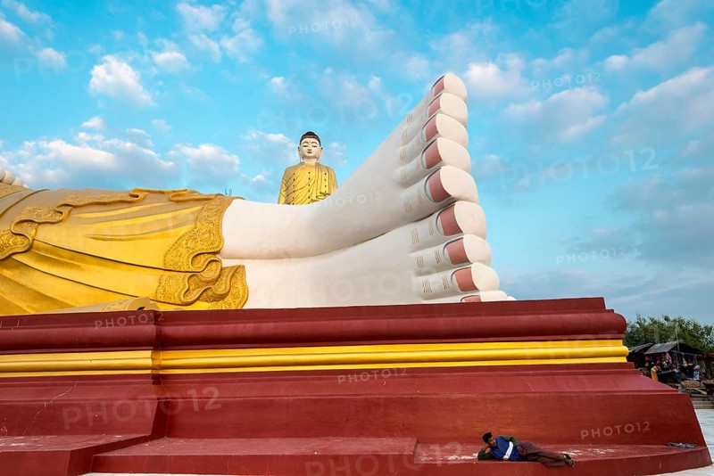 Standing Buddha behind the reclining Buddha