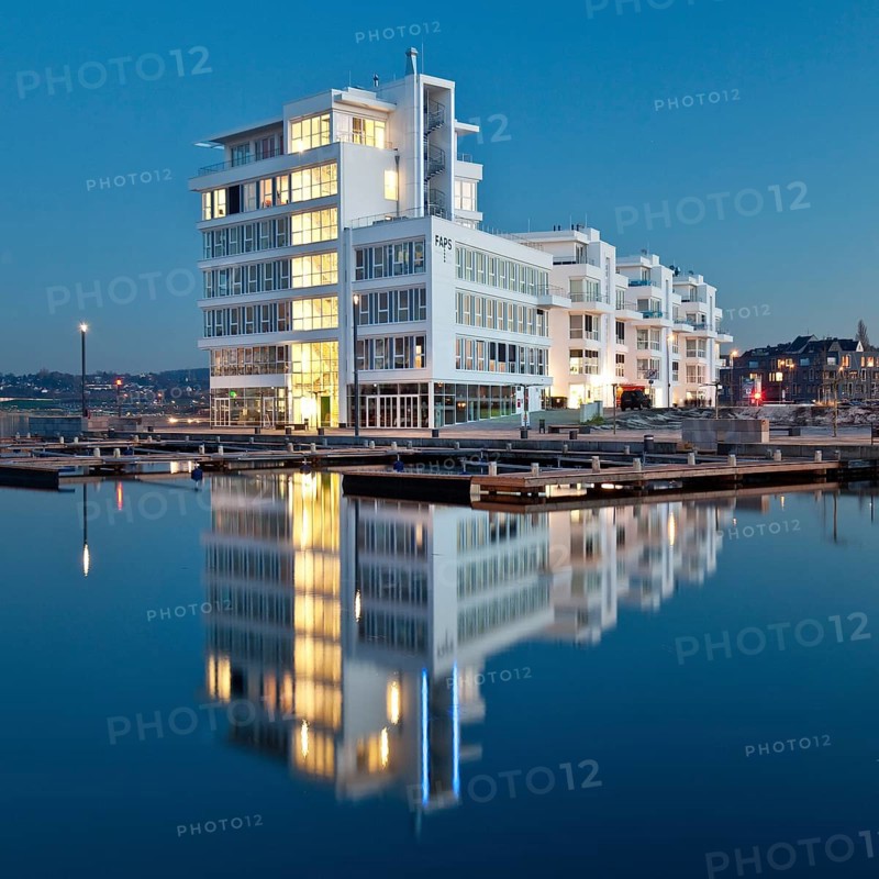 Phoenix Lake with the Facharztzentrum medical centre at the blue hour