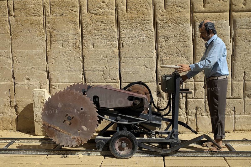 Representation of sawing blocks of limestone
