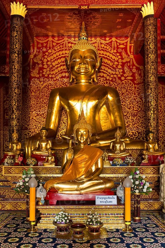 Golden Buddha statues in the Viharn of Wat Doi Ngam Muang