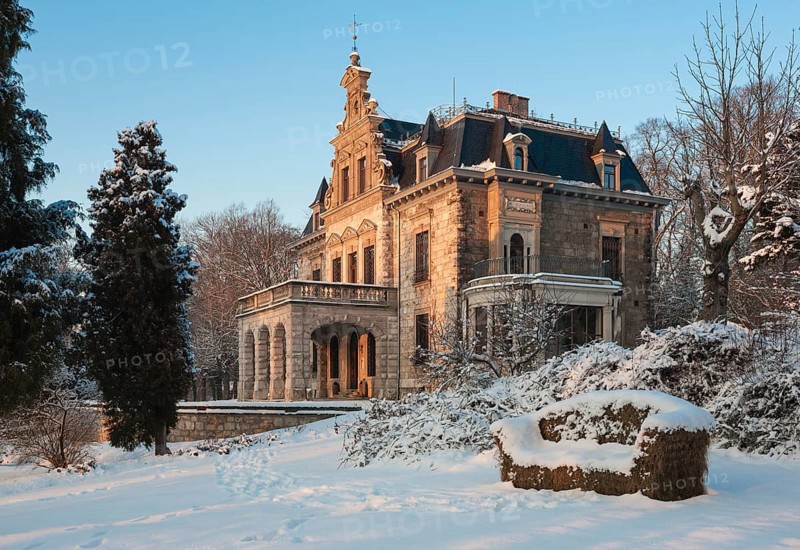 Villa Haar with park in the snow