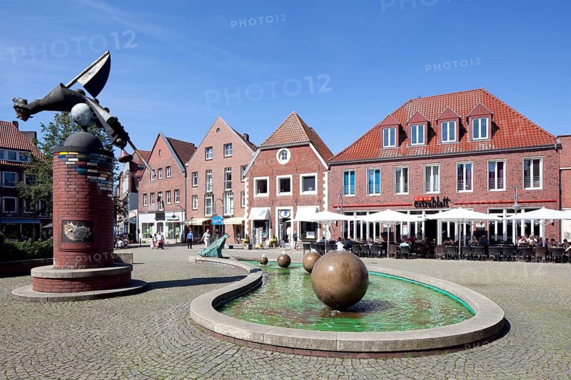 Commercial building and Marktbrunnen fountain