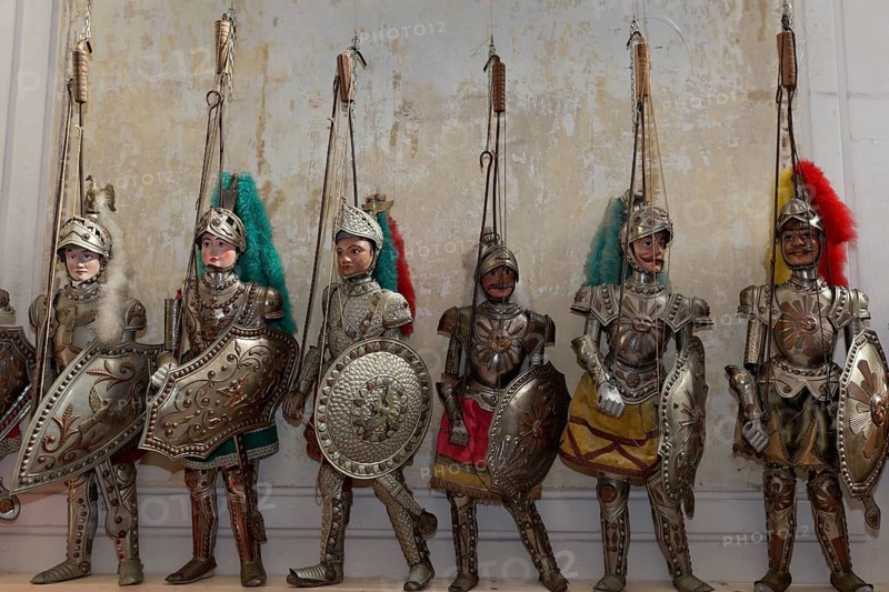 Puppets dressed in knights' armour