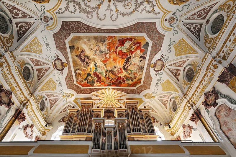 Organ and ceiling