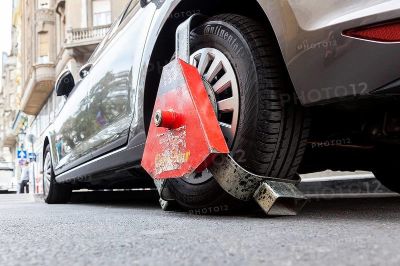 Wheel clamp on a vehicle
