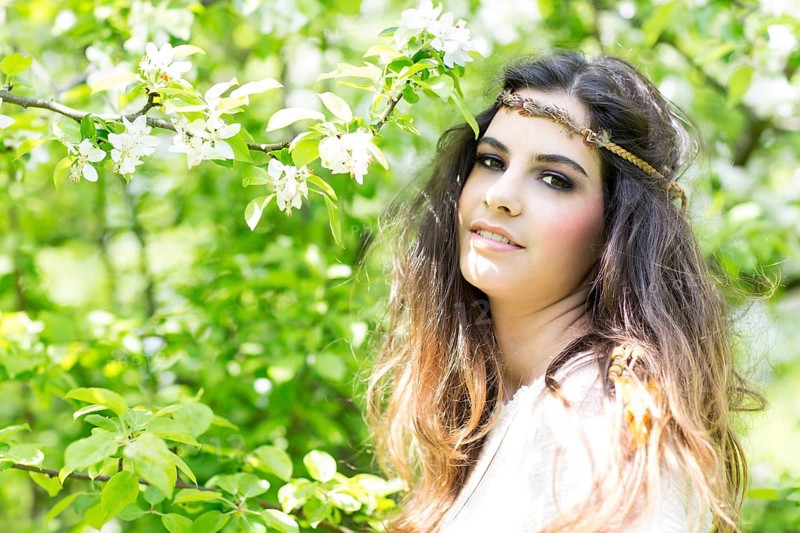 Young woman wearing a headband