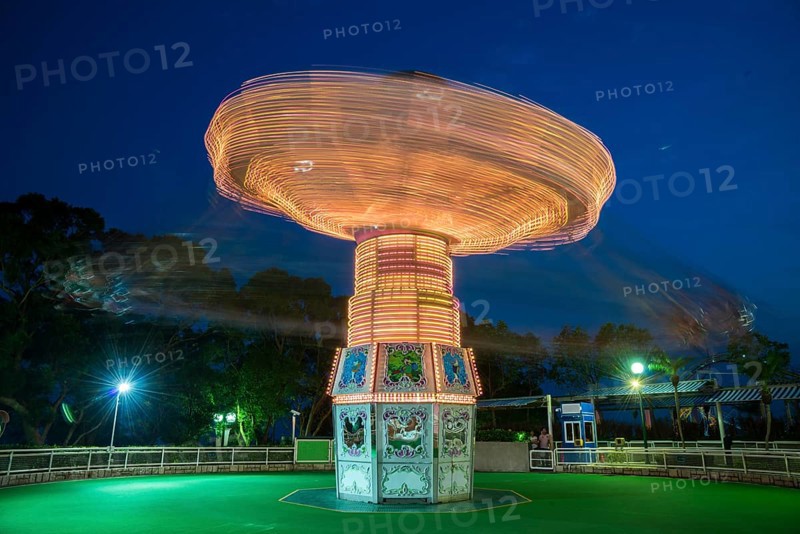 Rotating swing ride