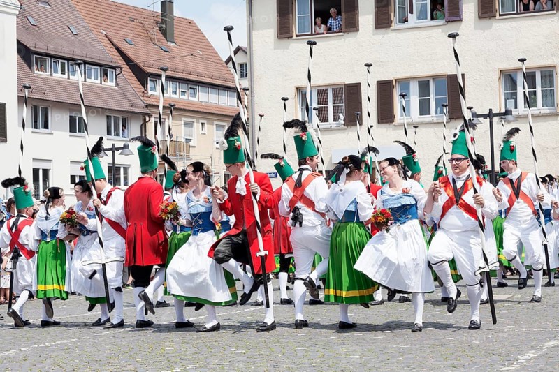 Menuettgruppe dance group with fishing girls and white fishermen during the fishing dance