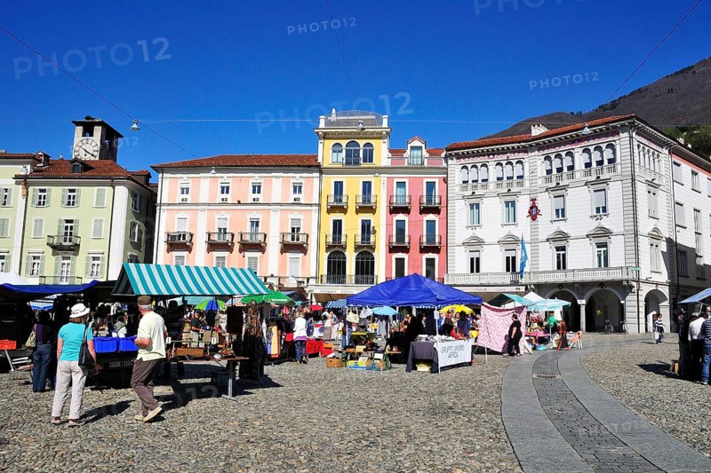 Market on Piazza Grande square