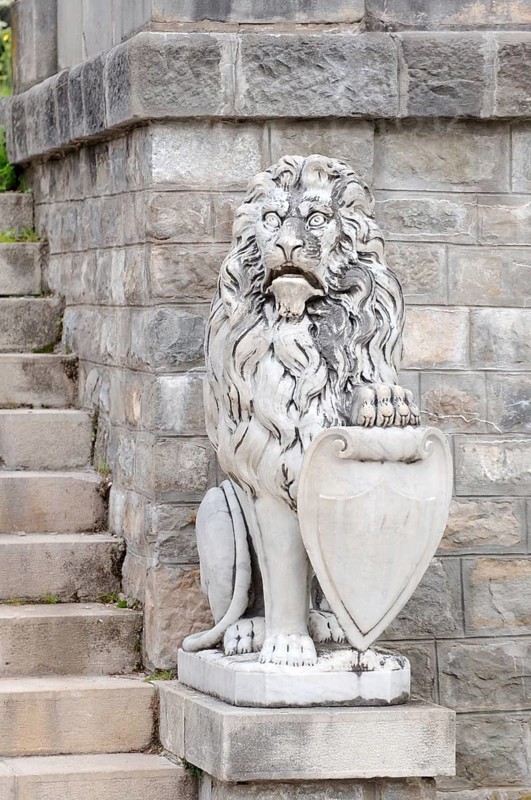 Sculpture of a lion in front of PeleÈ™ Castle