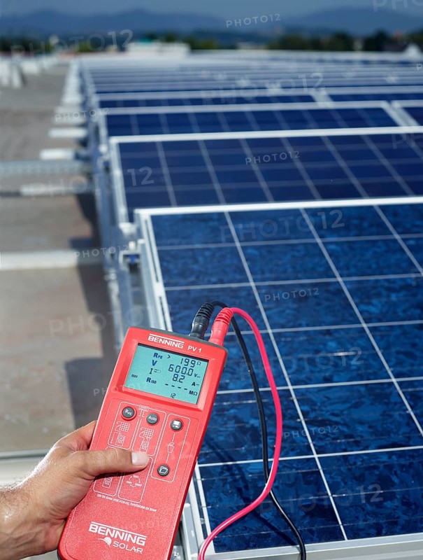 Voltmeter measuring the performance of a solar collector