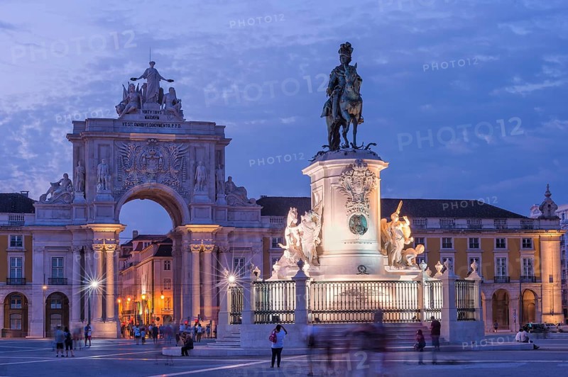 Praca do Comercio at dusk