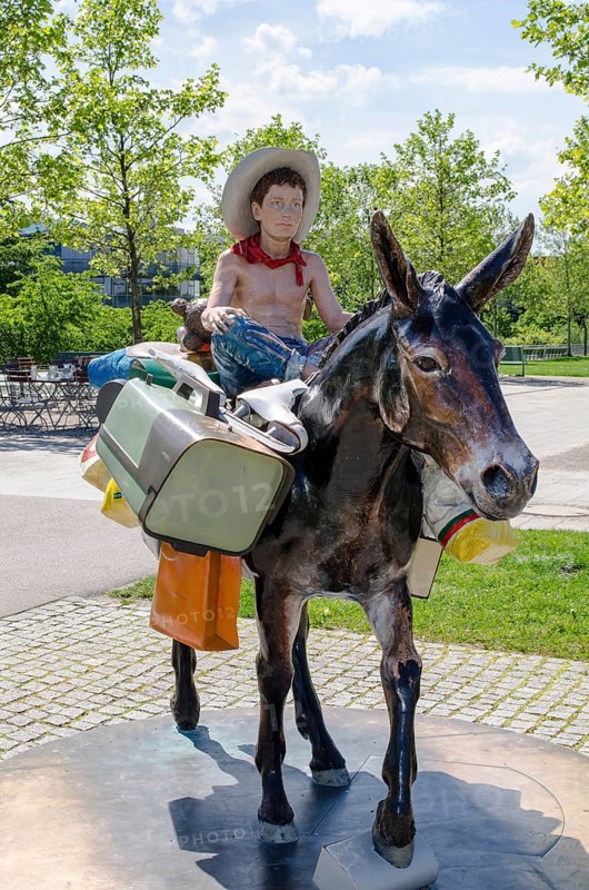 Sculpture 'Go' by Pia Stadtbaumer in Petuelpark
