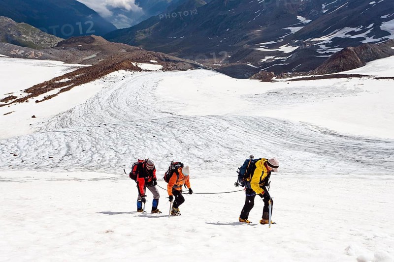 Climbers on the edge of the Zufallferner Glacier in Val Martello