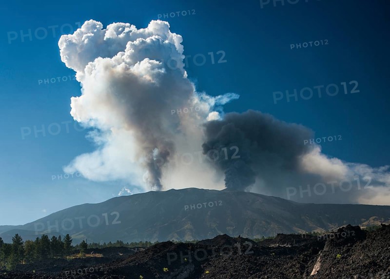 Eruption column above the new southeast crater