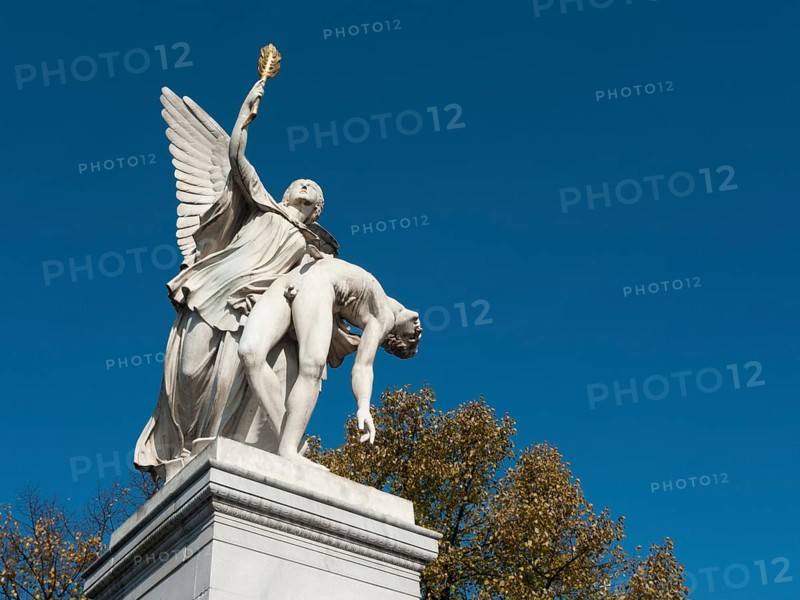 Statues on Schlossbrucke bridge
