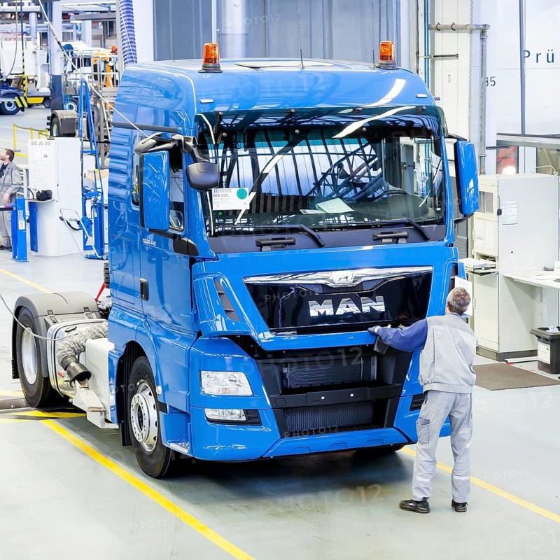 Employee during the final inspection of a truck at MAN Truck and Bus AG