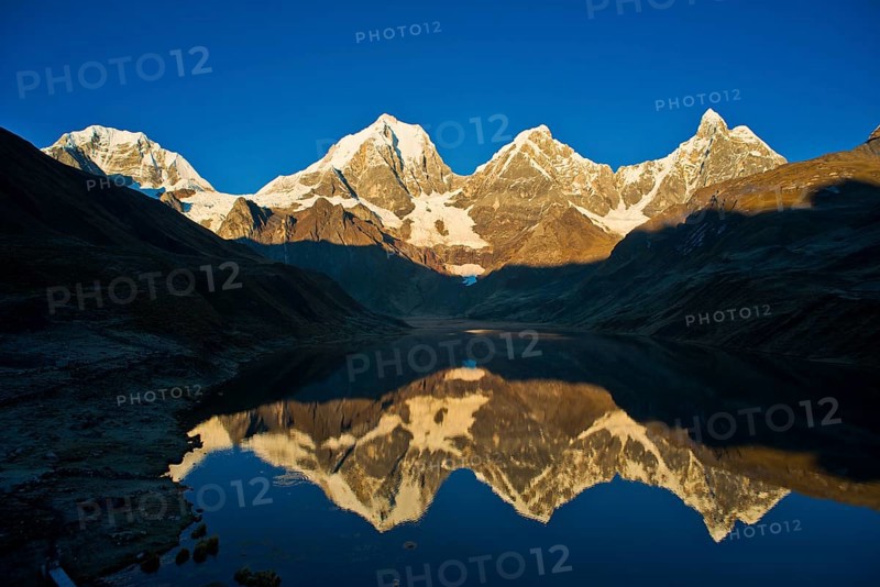 The lake Laguna Carhuacocha in the morning