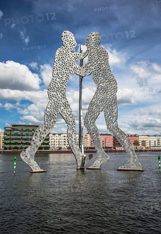 Molecule Man sculpture in the Spree River