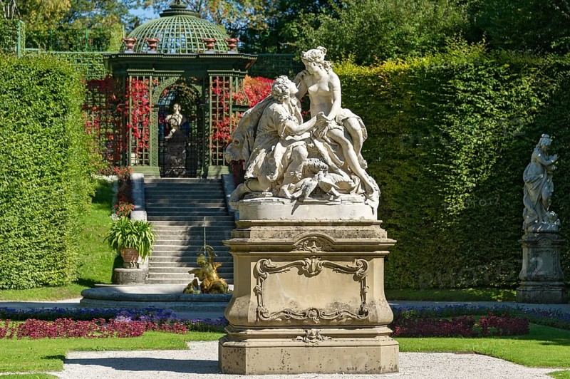 Sculpture of a pair of lovers