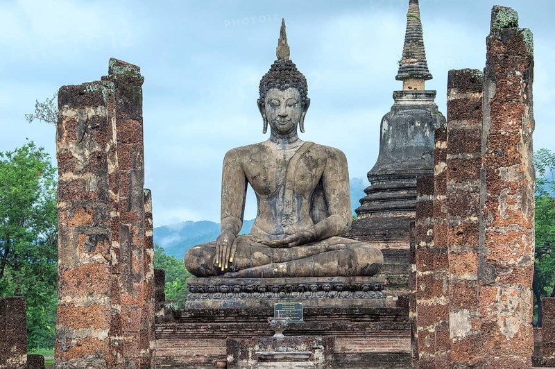 Buddha statue at the ruins of Wat Phra Si Rattana Mahathat temple complex