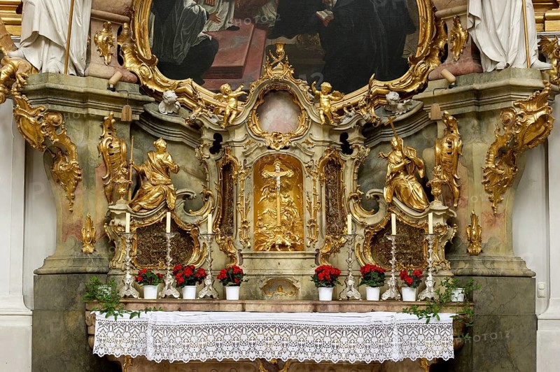 Side altar in the nave
