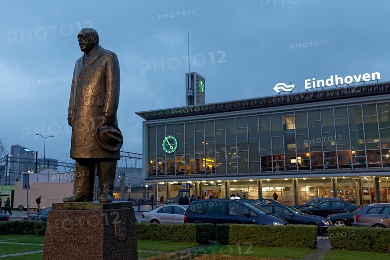 Statue of Anton Philips in front of the main railway station