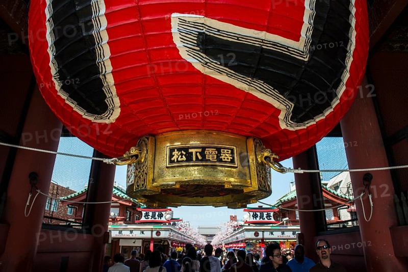 Huge lantern in the Senso-ji temple