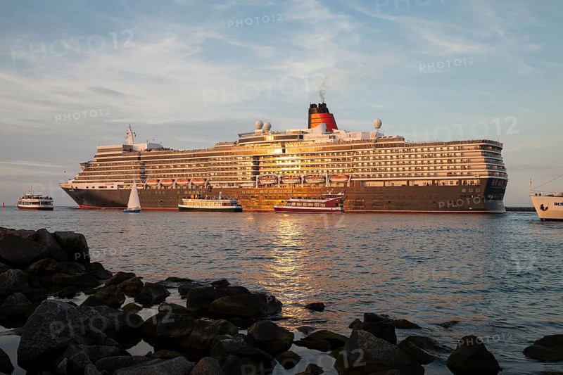 Cruise ship Queeen Elizabeth sailing