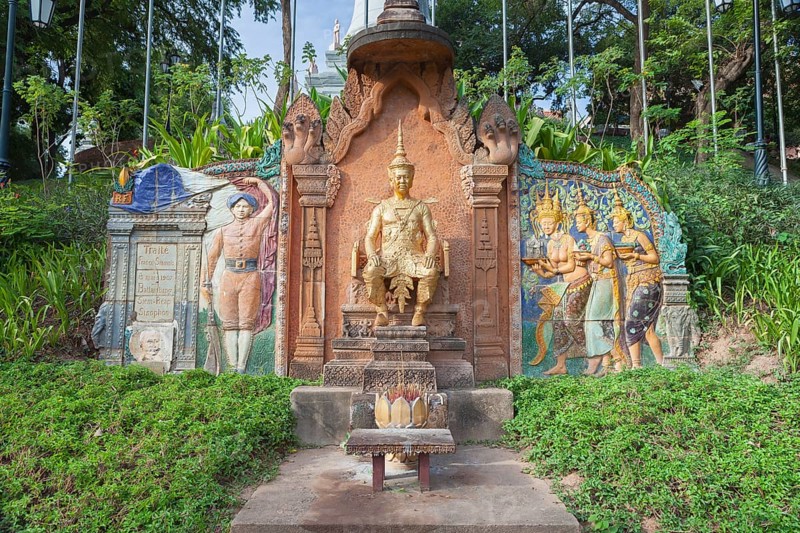 Bas-relief and statue at the Wat Phnom