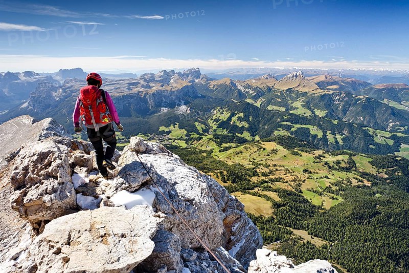 Climber descending from the Zehnerspitze over the Zehner-Ferrata in the Fanes