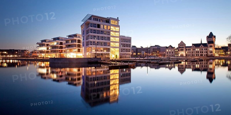 Phoenix Lake with the Facharztzentrum medical centre and Horder Burg Castle at the blue hour