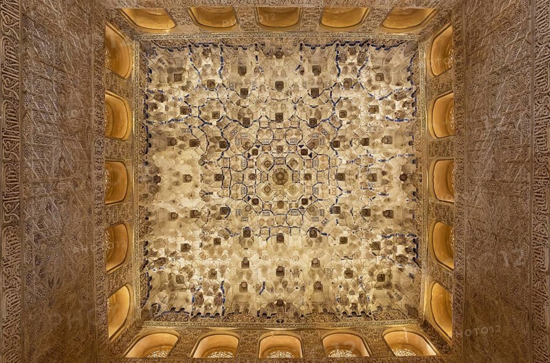 Moorish decoration at the ceiling of the Hall of the Kings