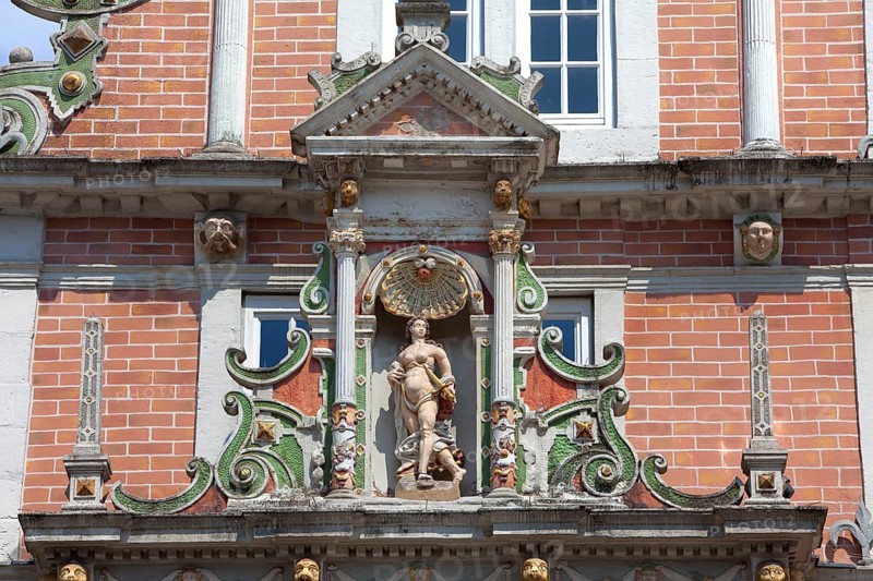 Lucretia statue