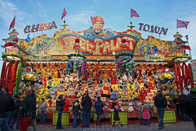 Spielpalast China Town raffle booth on the Hamburger Dom
