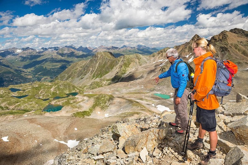 Two hikers on the Fuorcia da Barcli pass