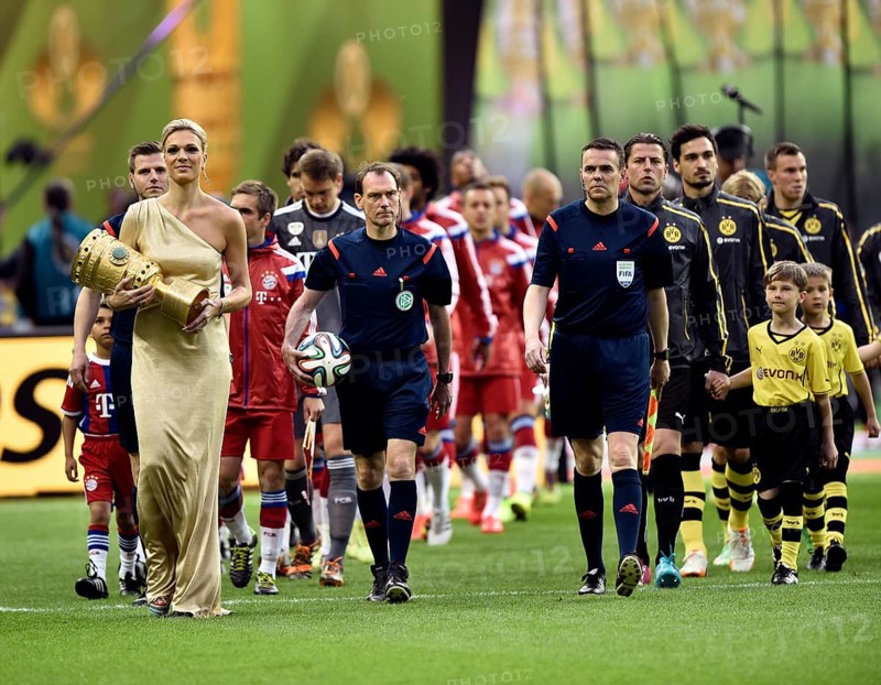 Maria Hofl-Riesch carries the DFB Cup into the stadium