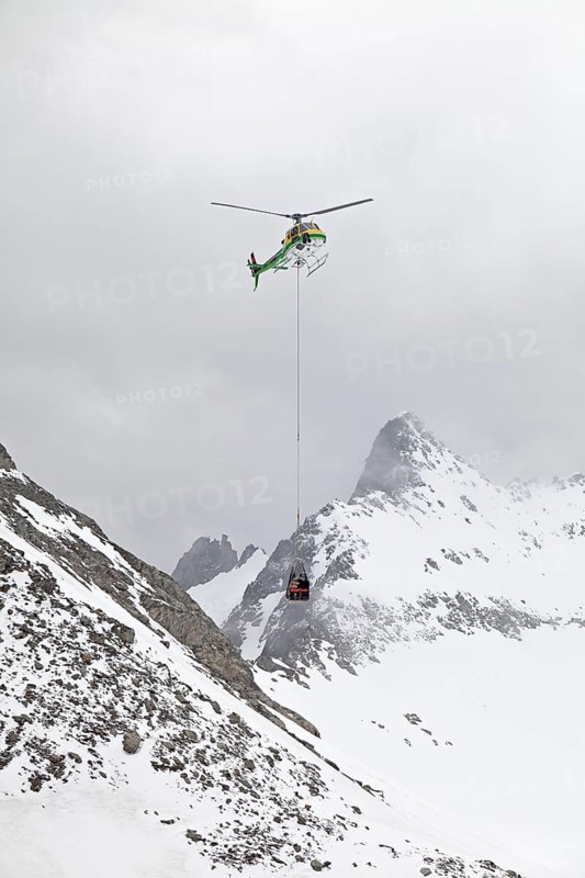 Supplies are carried by helicopter in a transport net to the Cavardiras hut