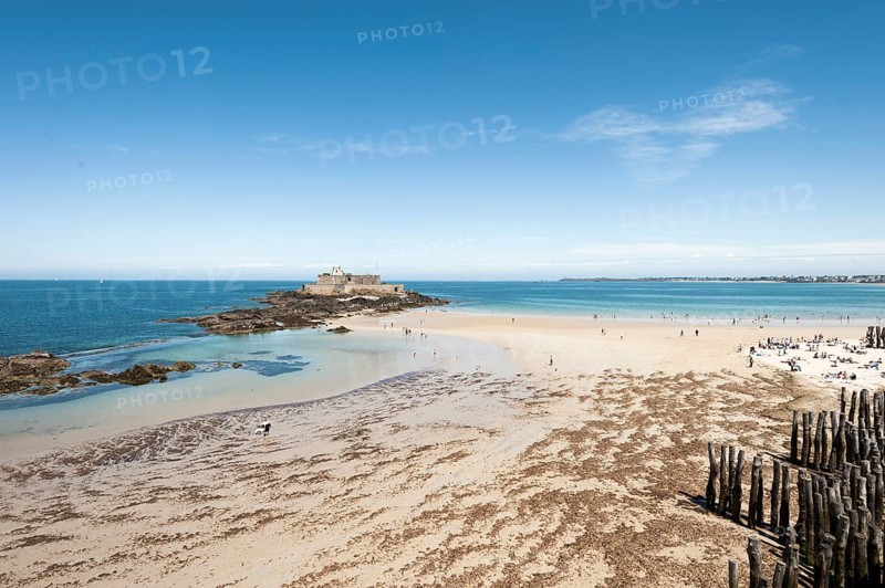 Sandy beach with groynes and Fort National