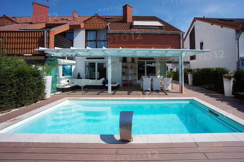 Private terraced house with a conservatory