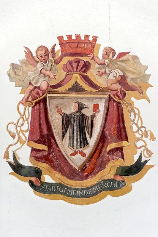 Luftlmalerei by putti with crown and the coat of arms of the city of Munich