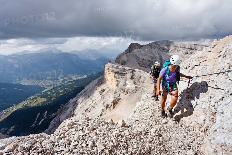 Mountain climbers ascending Cunturines-Spitze Mountain